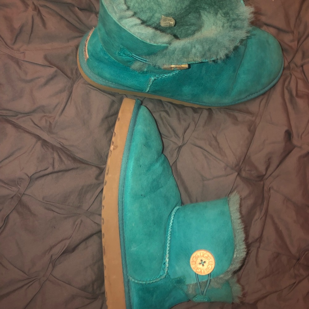 Emerald mini bailey button UGGS